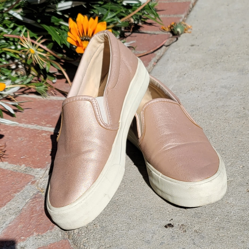 American Eagle Outfitters - slip on pair of shoes in Blush Pink - size 8.5